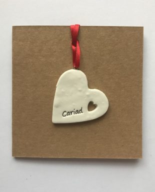 Cerdyn gyda addurn calon - Cariad/Caru Ti/Caru Chdi