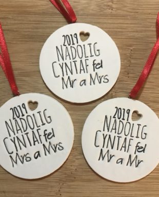 Addurn Nadolig Cyntaf