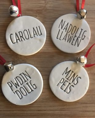 Pecyn o 4 addurn Nadolig