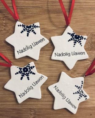Pecyn o 4 Addurn Nadolig Llawen Seren