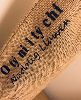 Bag Gwin Nadolig Llawen - O tŷ ni i tŷ chi