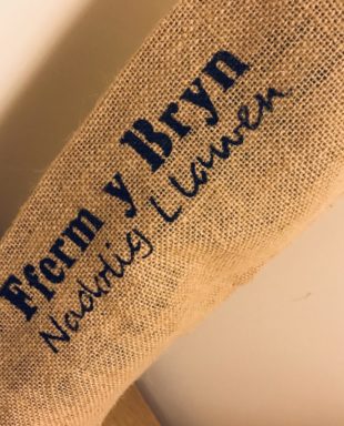 Bag Gwin Nadolig Llawen Personol - Enw Tŷ neu Fferm